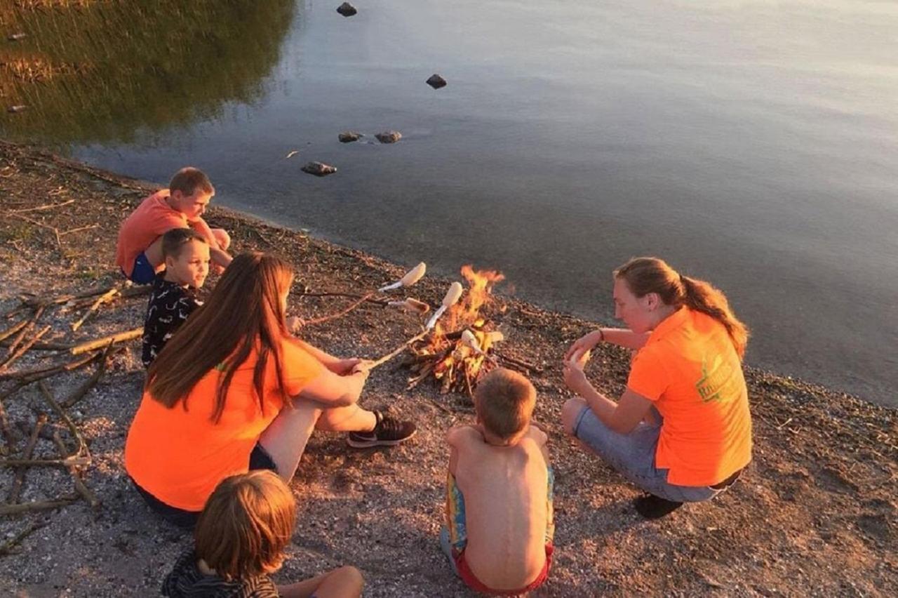 Chalet Op Camping Lauwersoog Met 3 Slaapkamers En Vaatwasser - Joycasa Ngoại thất bức ảnh